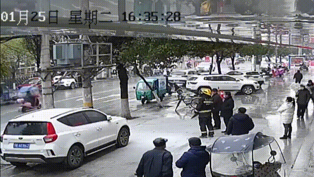 消防员出警吃瓜群众,吃瓜群众围观成风景